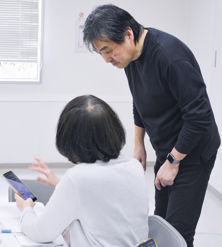 参加者の質問に答える椛澤さん（右）