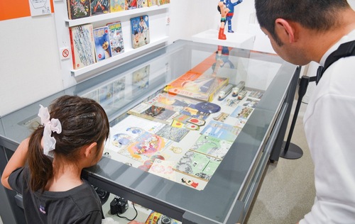展示を見る来場者