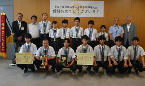 生徒と栗原区長（後列最左）、古屋会長（後列最右）