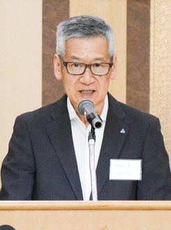 あいさつする木田会長