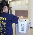 投票箱も実際の選挙で使われるのと同じものを使用