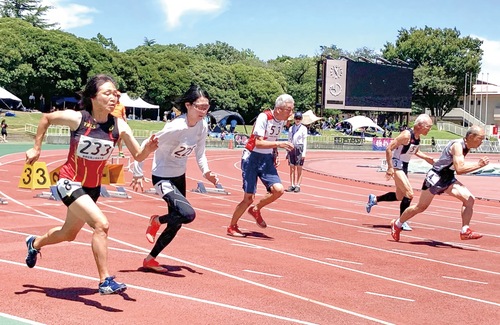 懸命に走る出場者＝同会提供