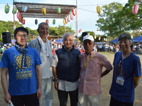 富士見夏祭りを主催している自治会会長らと若林実行委員長（右から２人目）