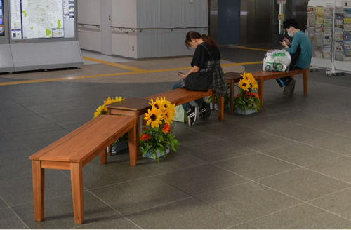 ベンチに腰掛ける来庁者