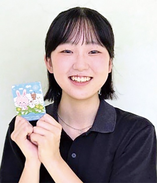 ばんそうこうを紹介する内田さん