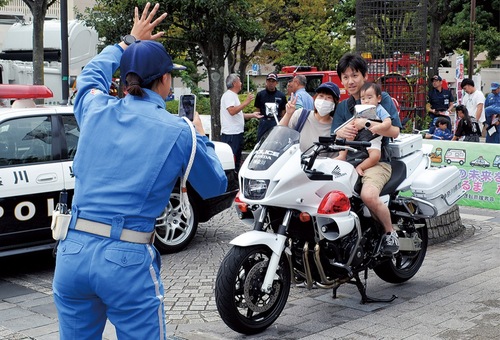 記念撮影をする家族