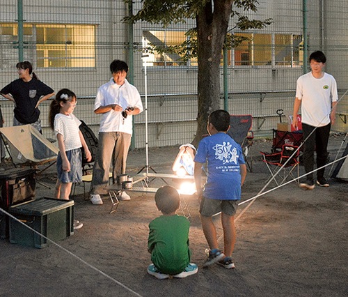 夕食の準備をする参加者