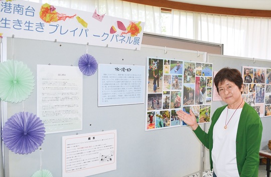 パネル展を紹介する岡野代表