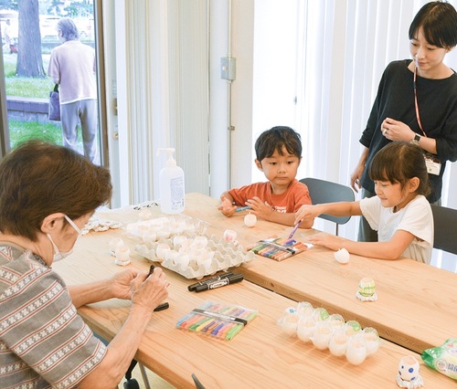 キャンドルに絵を書く参加者