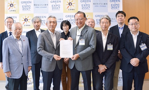 要望書を手にする菊嶋支部長（左）と栗原区長、出席した関係者＝９月30日撮影