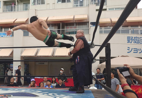 白熱した試合を繰り広げるプロレスラー