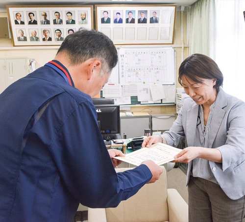 認定書を受け取る中川校長（右）