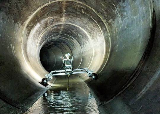 専用のテレビカメラを使用した調査＝市提供