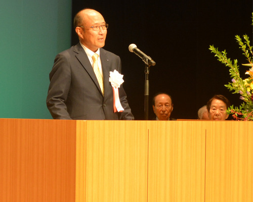 檀上で方針を語る竹前理事長