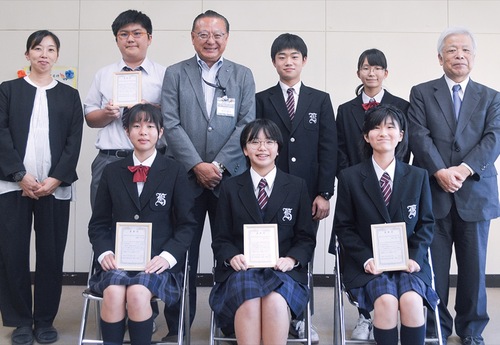 栗原区長（後列左から３番目）と放送部員ら