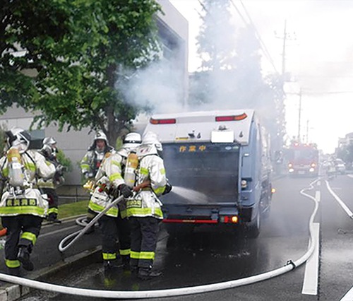 22年度に発生した、リチウムイオン電池による収集車の火災＝消防局提供