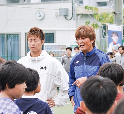 コーチ役を務めた柿谷さん（左）と岩本さん