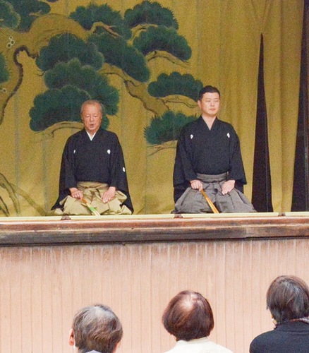 観客の前で能を披露する大坪さん（左）と佐野さん