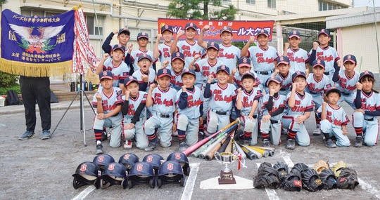 バーズ杯で初優勝したオール大久保のメンバー＝桜岡小学校で撮影