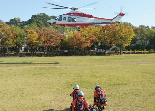 ヘリの着陸を待つ消防署員