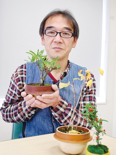 ミニ盆栽を手にする藤岡代表