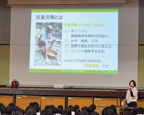 全校生徒の前で話す青井さん