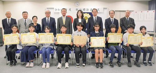 表彰式に参加した受賞者ら