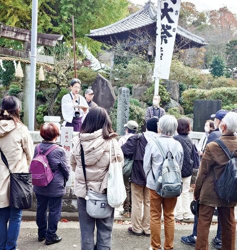 川辺宮司の説明を聴く参加者