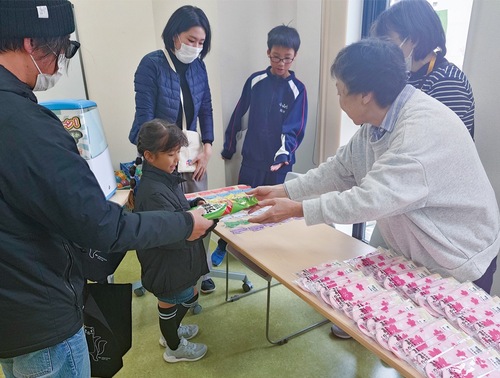 景品を受け取る参加者