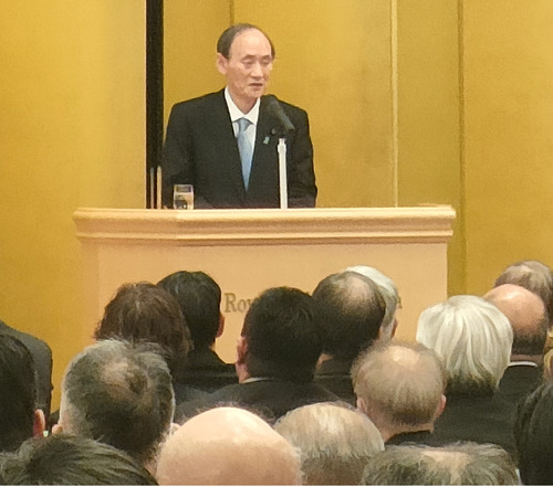 集会であいさつする菅氏