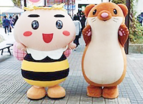８３太郎（左）とタッチーくんがコラボ
