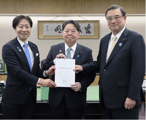 林大臣（中央）に要望書を渡す福地委員長（左）と渋谷議長（横浜市提供）