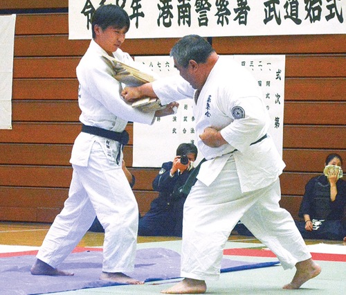 木板を割る角田交通課長