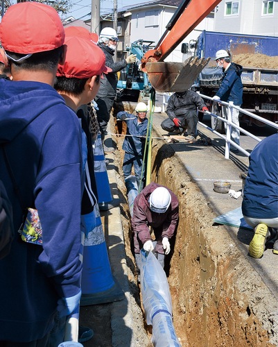 工事を見つめる児童たち