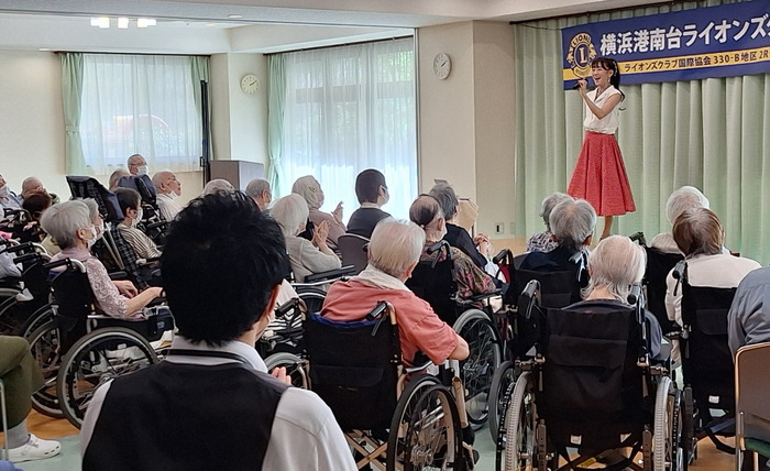 港南台ライオンズ 特養でプロの歌声披露