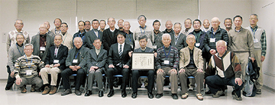 感謝状を受け取り、記念撮影（12月24日あーすぷらざ）