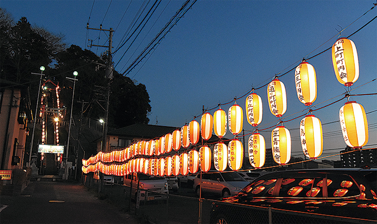 青木神社参道に112個の提灯