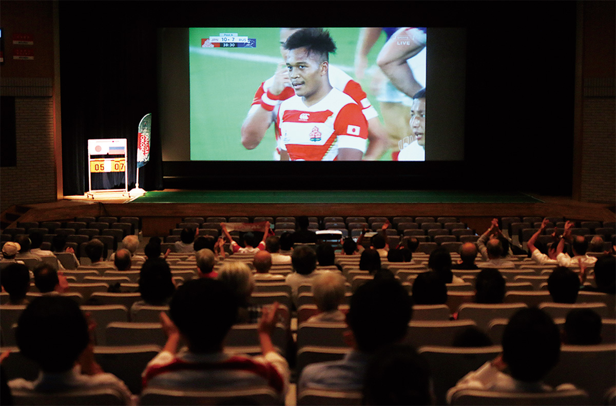 トライを決めた松島選手に拍手を送るＰＶ会場