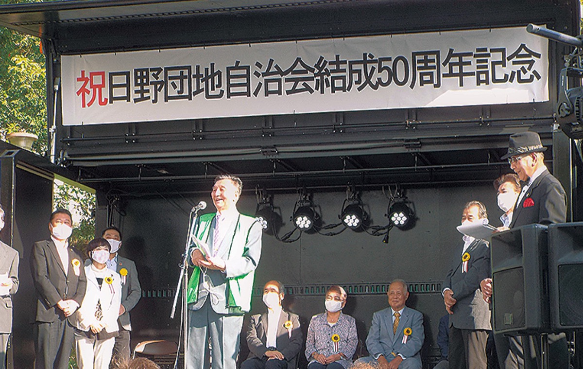 記念イベントで挨拶する田中会長(中央)