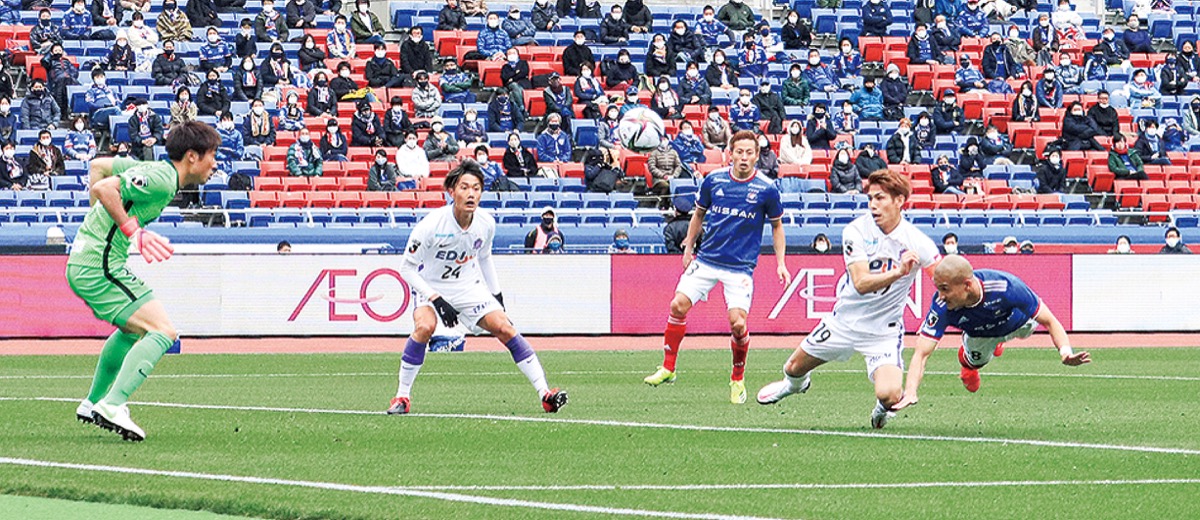 同点ゴールを決める前田選手(右端)