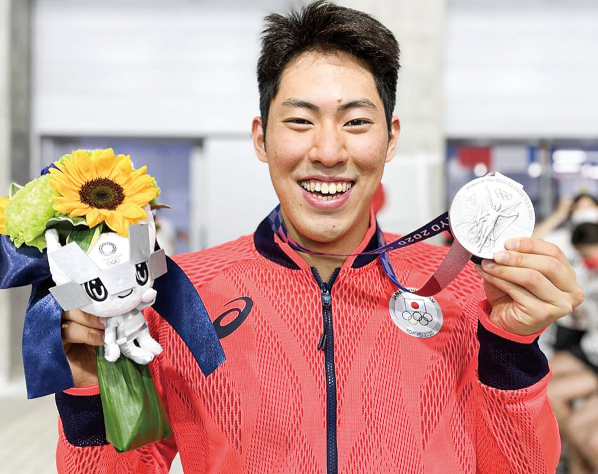 銀メダルを手に笑顔を浮かべる本多選手（※提供写真）