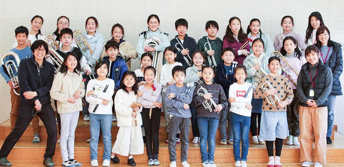 小坪小金管バンド「BLUE ROBINS」と演奏面でもサポートした保護者ら