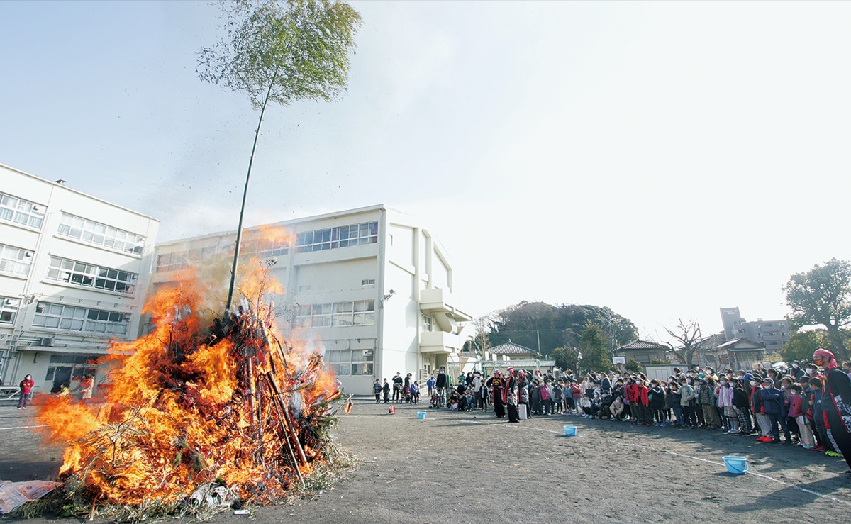 日 野 小天 満 宮で｢どんど焼き｣ (写真1)