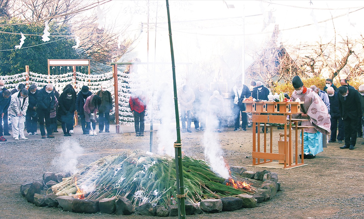 日 野 小天 満 宮で｢どんど焼き｣ (写真2)