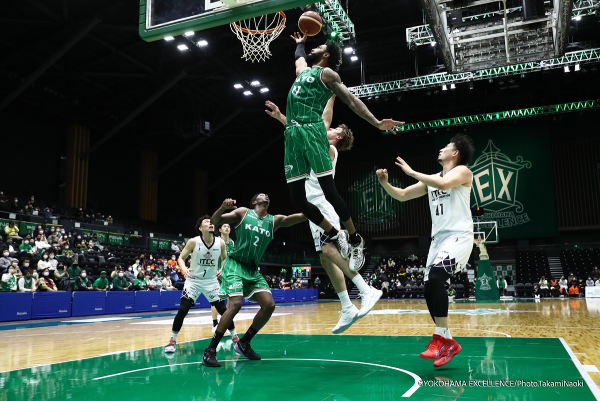 迫力あるプレーが間近で見られる