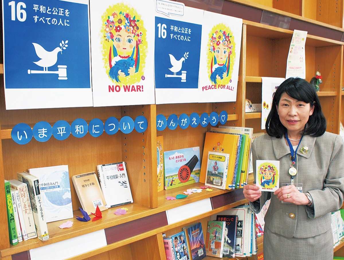 港南図書館の特別展示貸出コーナーと鈴木館長