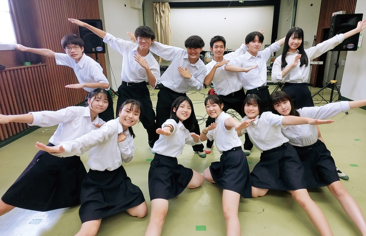 前列左から、ドラムの大西さん、ボーカルの安藤さん、住友さん、曾根さん、大西さん、栗林さん後列左から、ベースの鈴木さん、ギターの小野寺さん、星野さん、キーボードの松本さん、林さん、山口さん