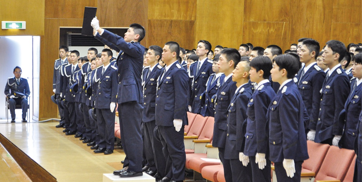 「職務の宣誓」を行う入校生代表の千葉巡査