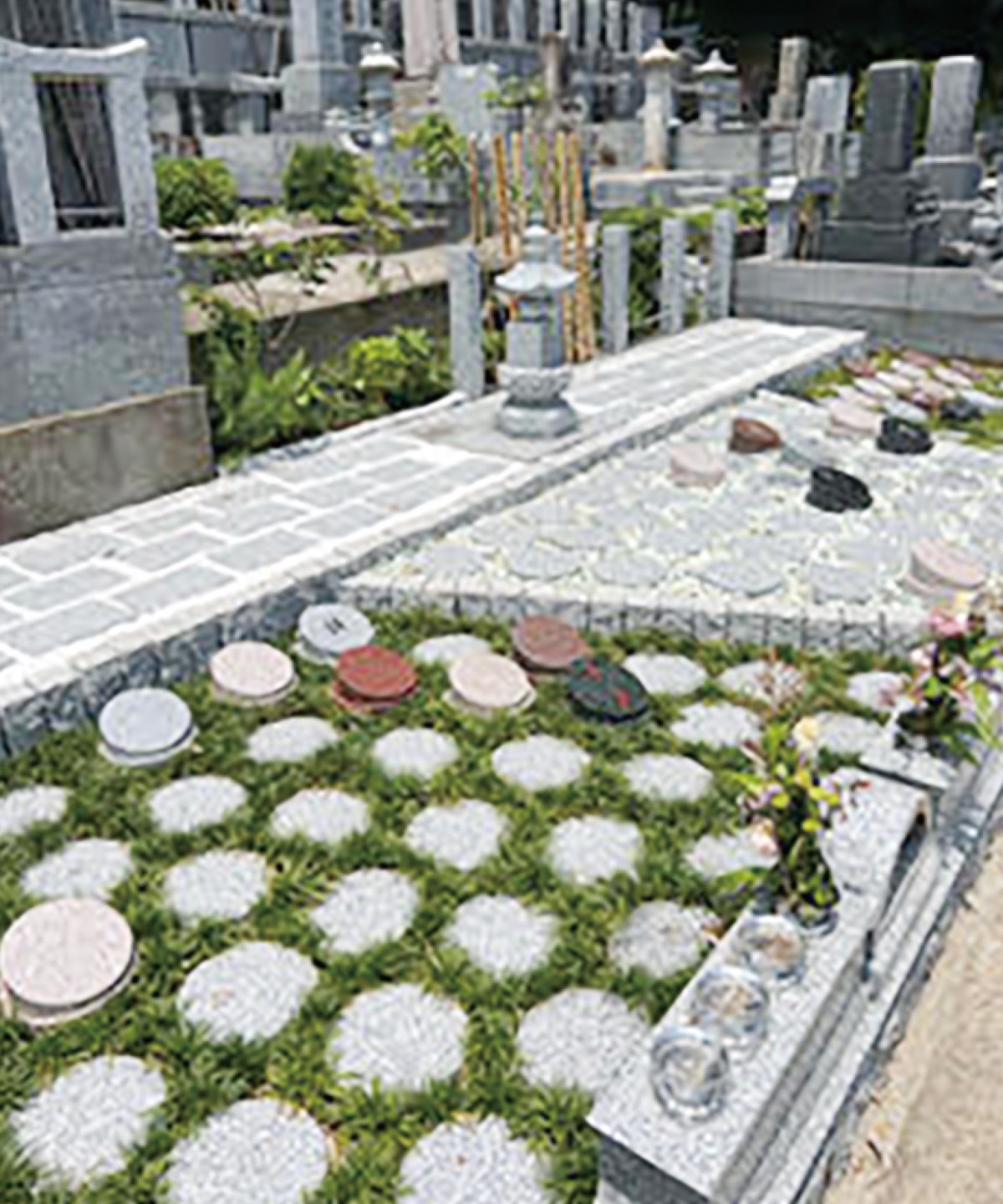 1霊15万円から(区画使用料)。一つの区画に家族だけで入れる