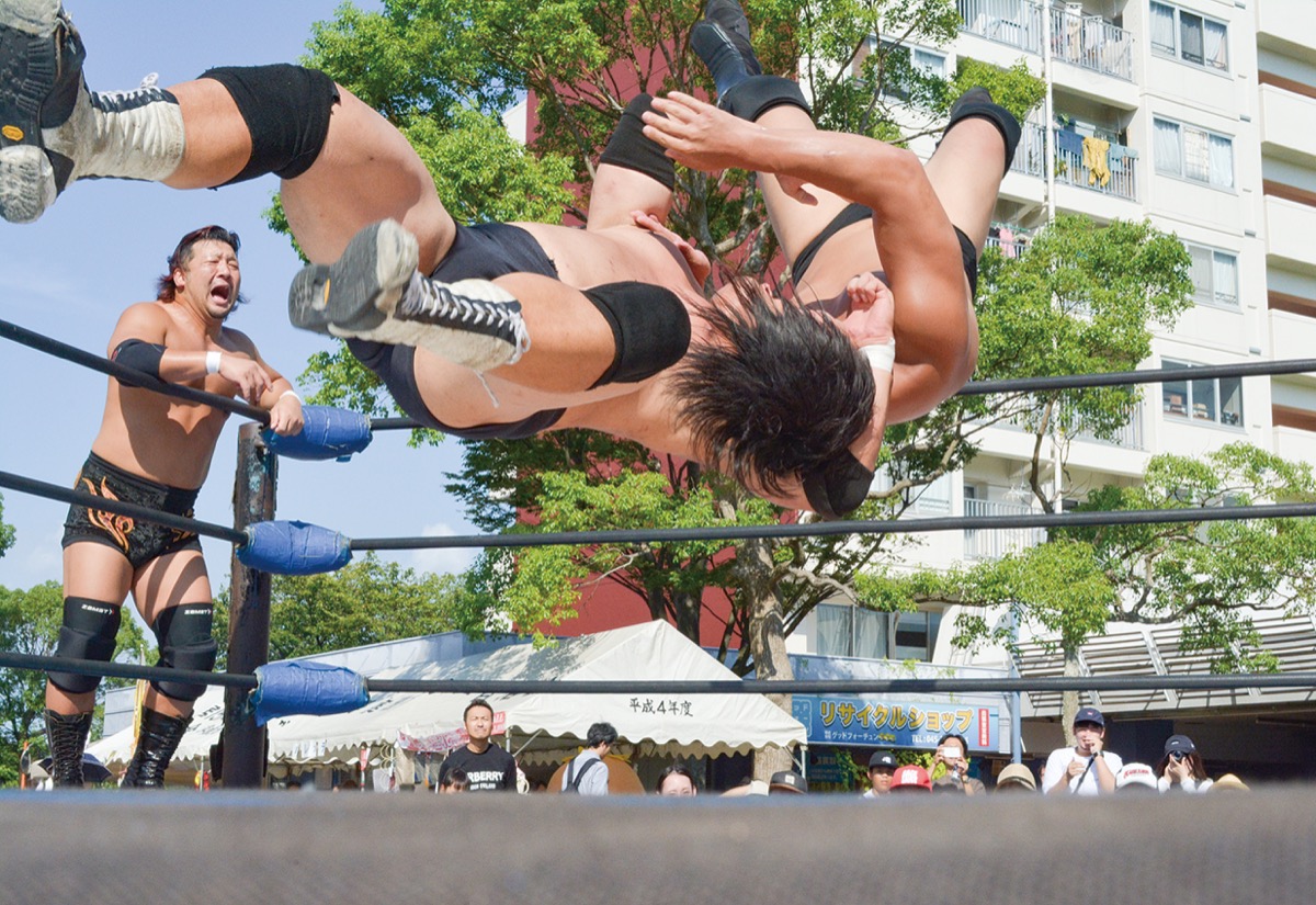 野庭に飛ぶレスラー (写真1)